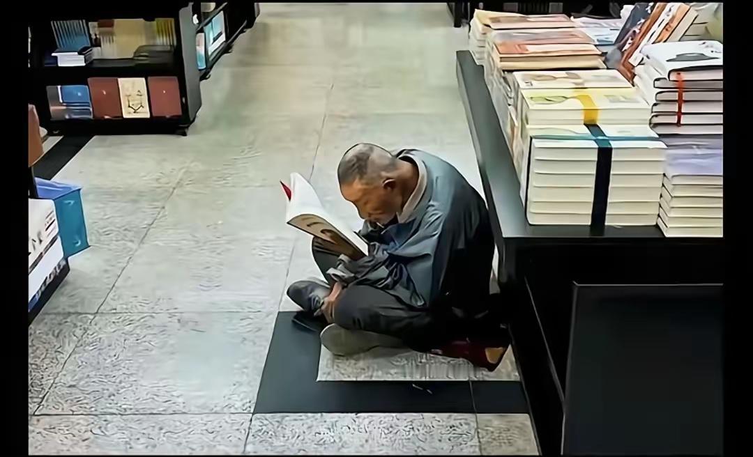 杭州图书馆这番回应直接封神！
有人嫌弃流浪汉在馆内看书上门投诉。
馆方回应：我无