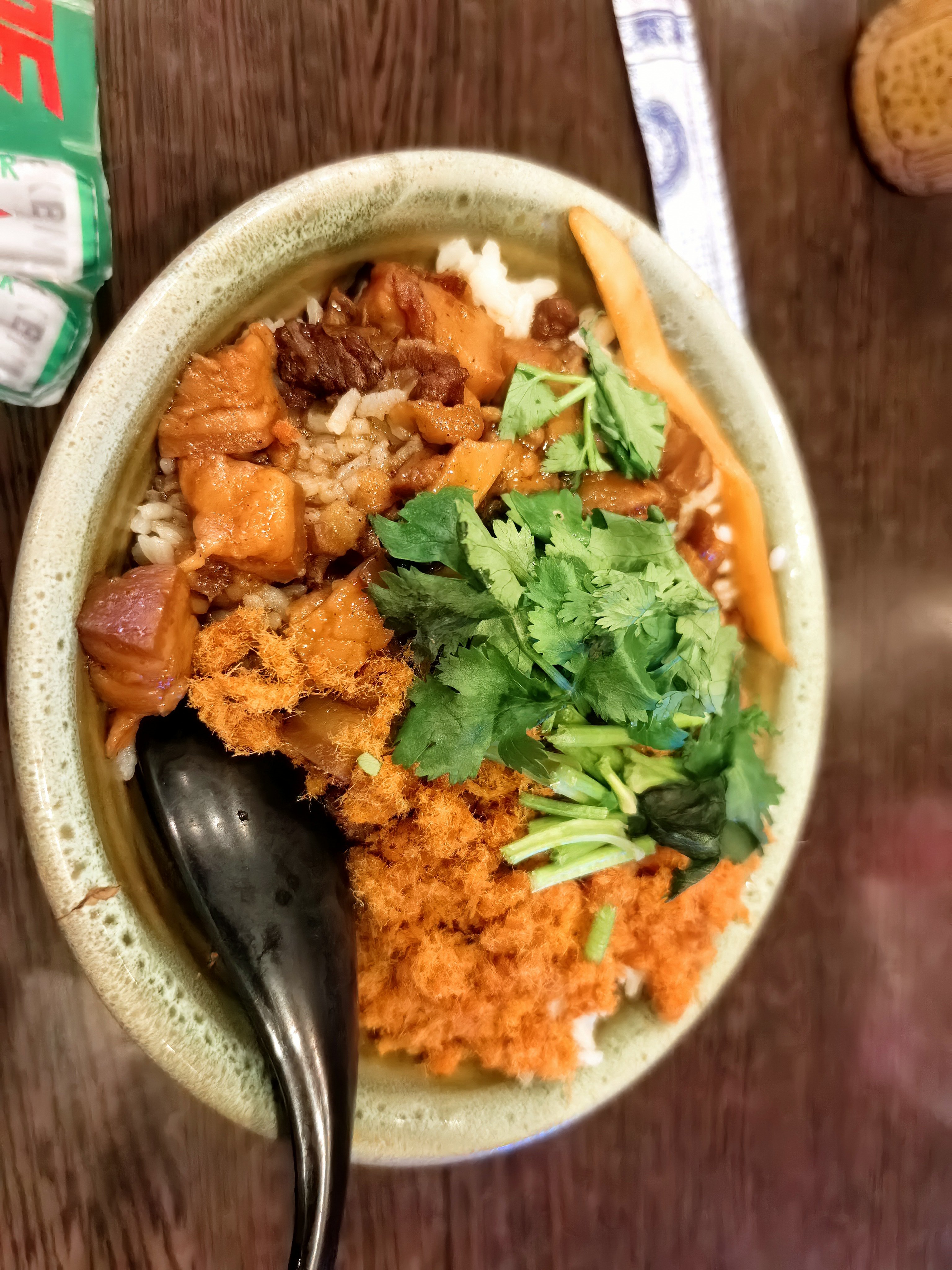 早餐：小肠苦菜汤+九层粿 14元午餐：猪脚饭+大肠炒酸菜+烫青菜  45元晚餐：