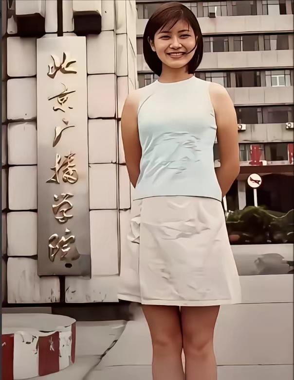 看看著名演员胡可当年的青春照！那是九十年代，这位美丽的嘉兴姑娘高中毕业就考入北京