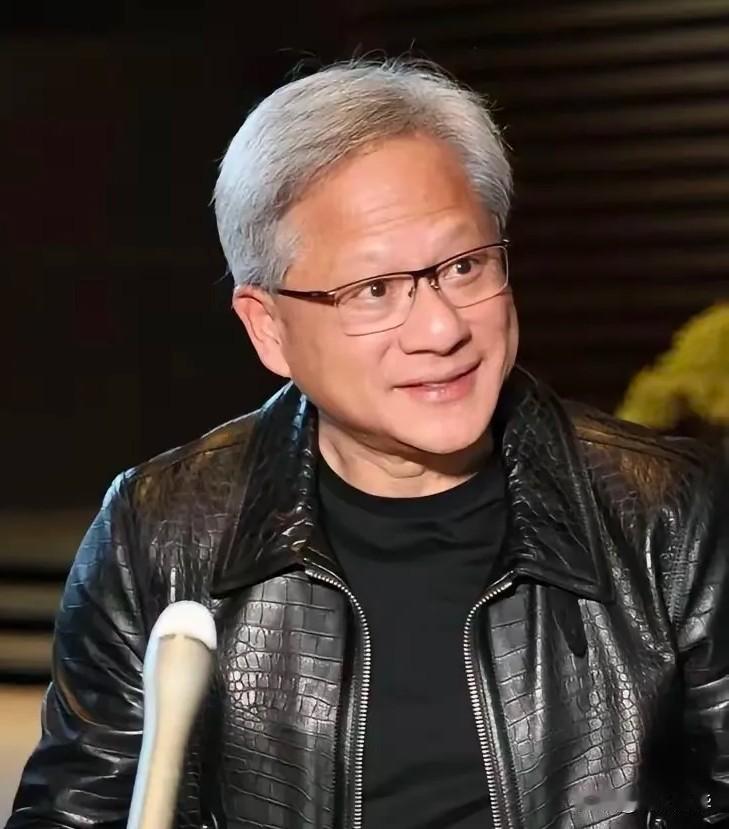 大家发现了吗？
黄仁勋越来越不对劲了。
他都已经63岁了，却变得越来越活跃了。