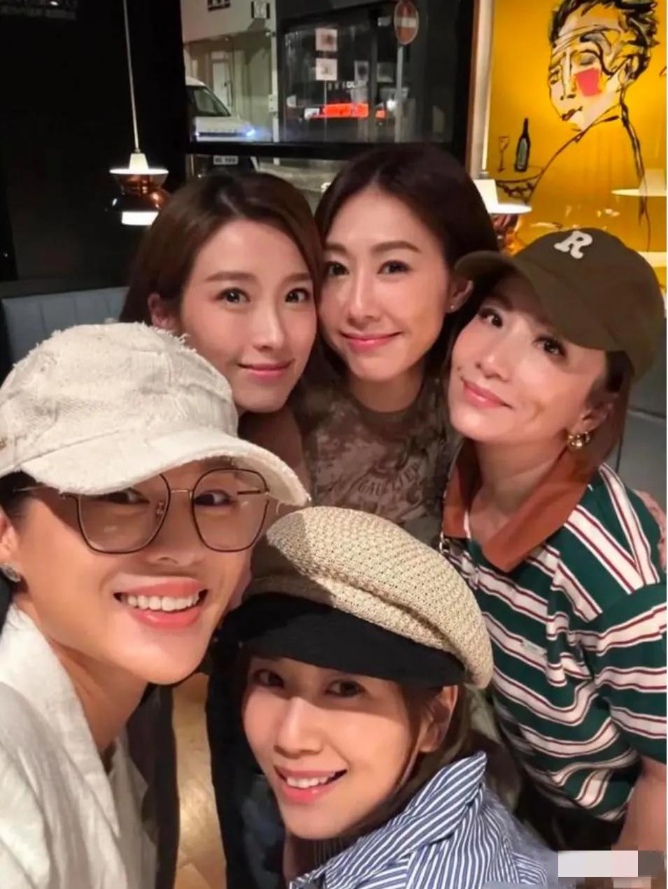 胡杏儿，胡定欣等几位姐妹胡侃团聚餐，果然是物以类聚呀，每个人都貌美如花玉颜如春，