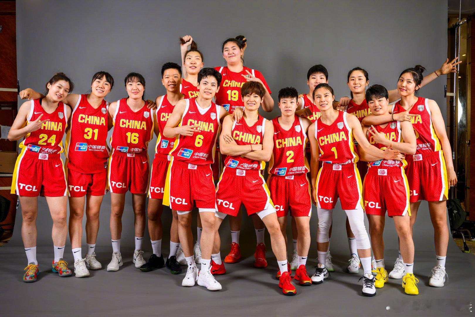 和伊利一起为女篮加油 前两战中国女篮先后赢下印尼、韩国，连下两城。今晚19:30