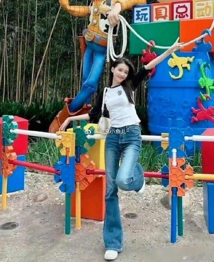 孙怡的腿好长，屏幕都快装不下这完美比例了。 