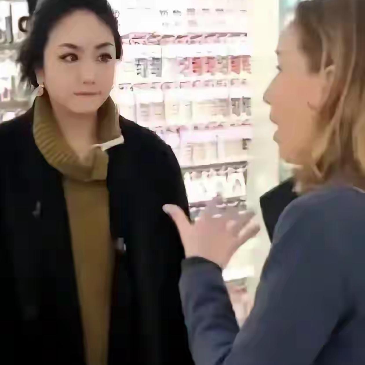 义乌商贸城，一美国记者把镜头怼到文具摊位女商户脸上，语气挑衅地问："我们美国要自