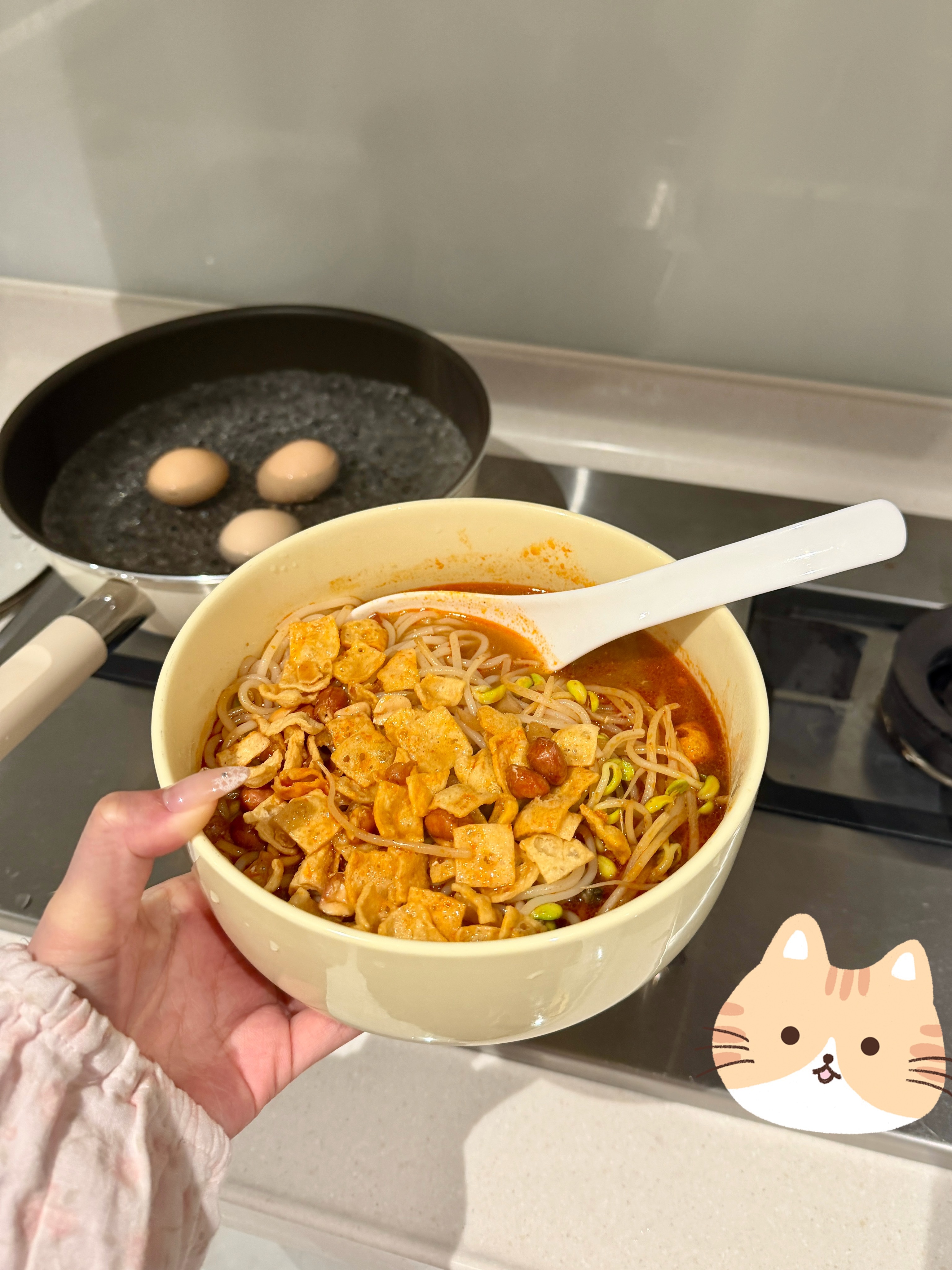 刚吃完 自己煮就是好 加了一堆豆芽 导致粉又没吃完诶 肚肚特别饱 饱得我难受！ 