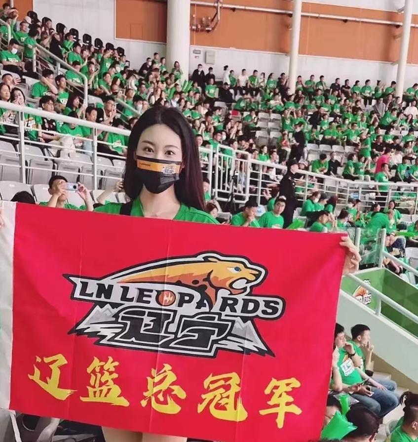 实名制！
自本赛季起，辽宁男篮球迷看球，将实行实名制了。
入场时，身份证是唯一的