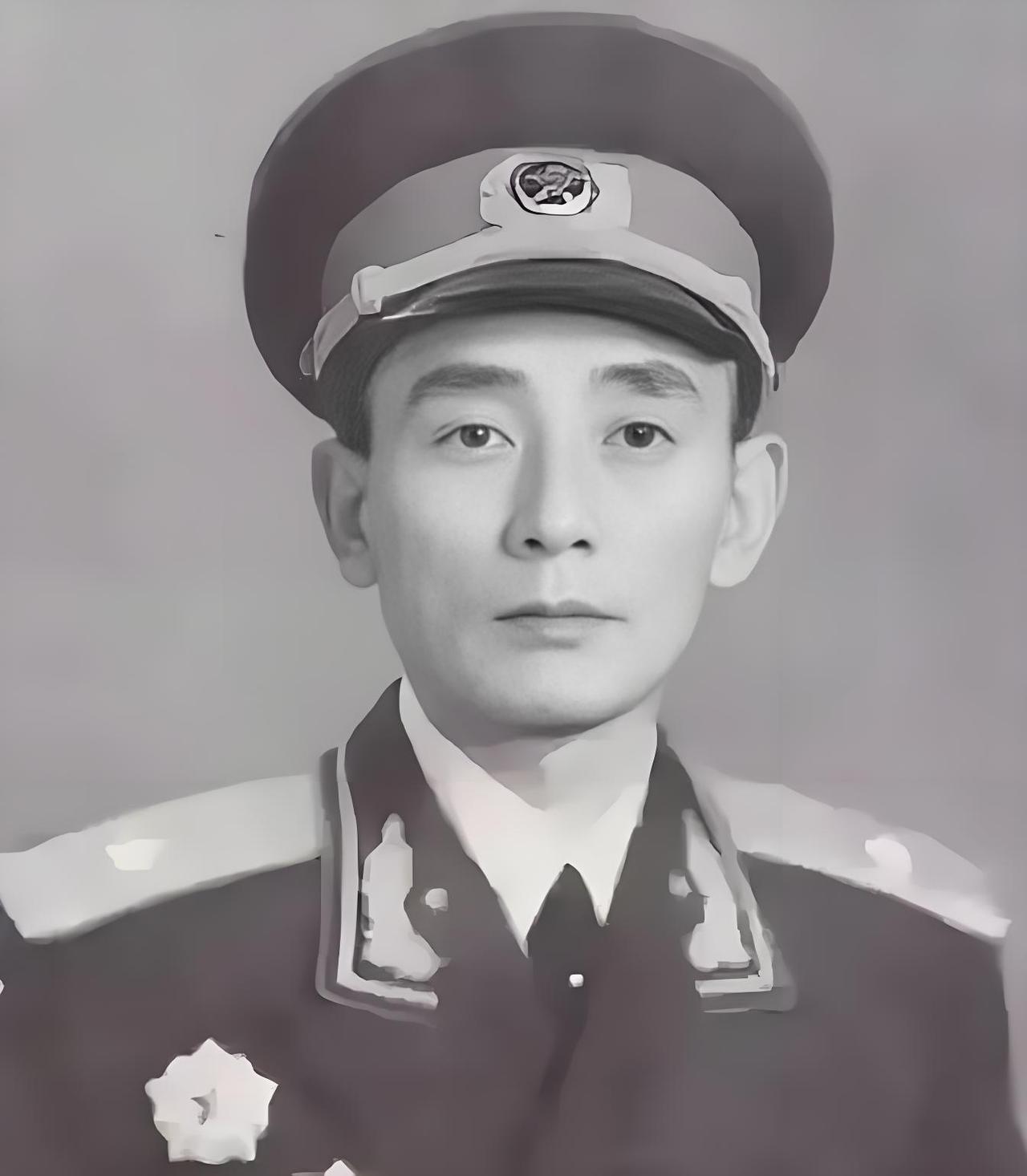 朱绍清正拧钢笔帽，那话一递过来，屋里静了一下。他没接茬儿，只问：“叫什么名字？”