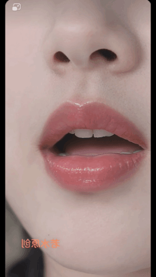 美唇俏舌，
灵动的美感！
多少人为之心动，
多少人趋之若鹜！
都说眼睛会说话，