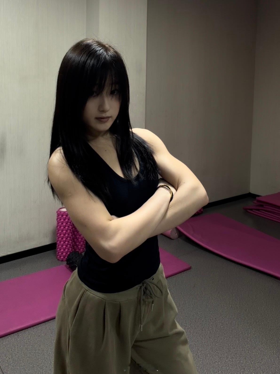 粉色雪服下是这样的身材…能在这么冷的天气下推动我去滑雪的只有出片了🤦🏻♀️亮