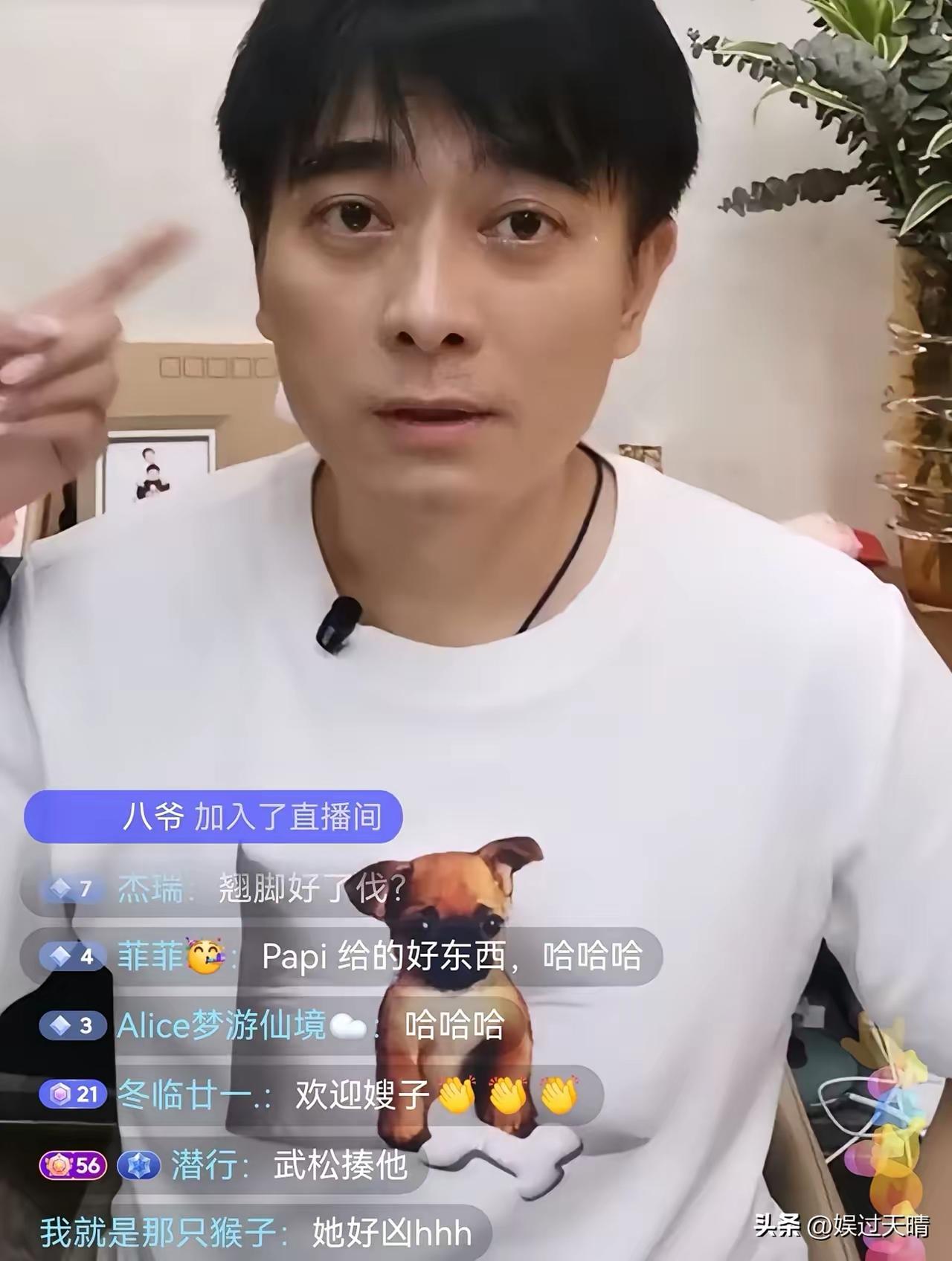 陈龙直播时，老婆突然出镜，用手指着陈龙让陈龙当着网友们的面说自己给他的钱够不够花