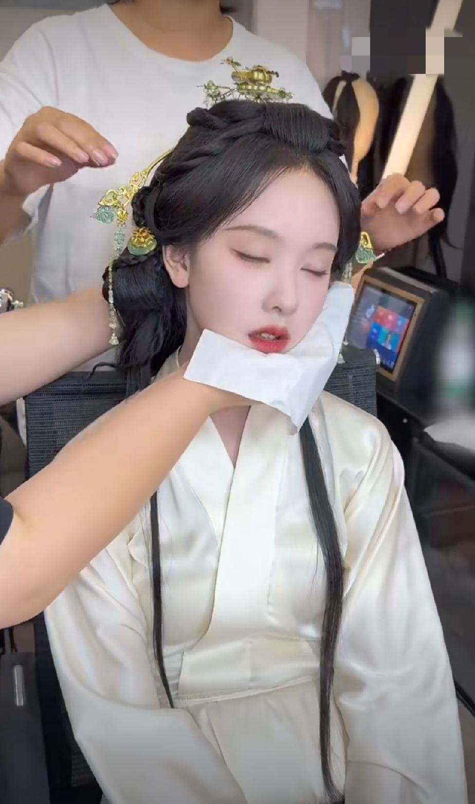 陈都灵化妆做发型时居然直接睡着了，这么困肯定是严重缺觉，不然也不会在别人还在给她