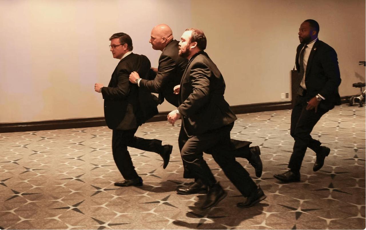 白宫记者晚宴发生枪击事件，政要们惶惶如惊弓之鸟！这场枪击把美国政要的“安全神话”