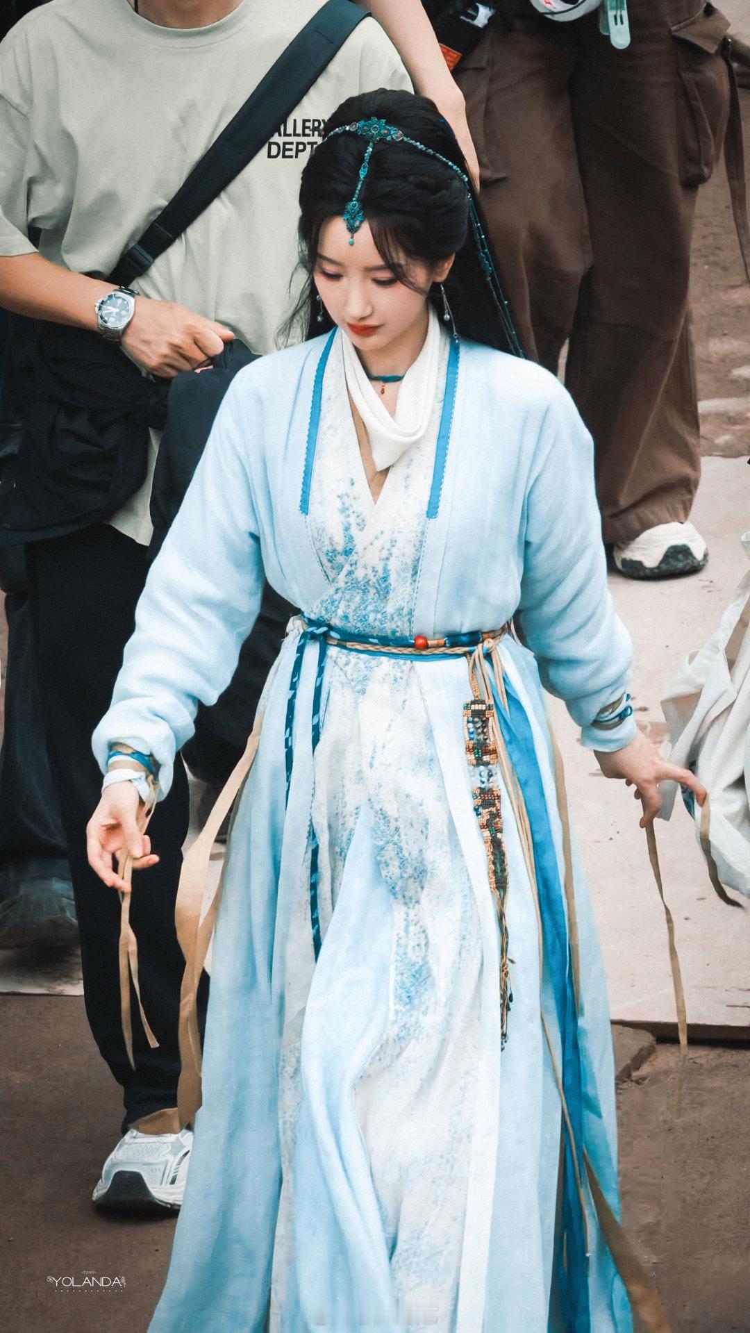 云襄传之将进酒全员剧照首发  毛晓彤饰演的寇莲衣，造型美轮美奂，让人眼前一亮。《