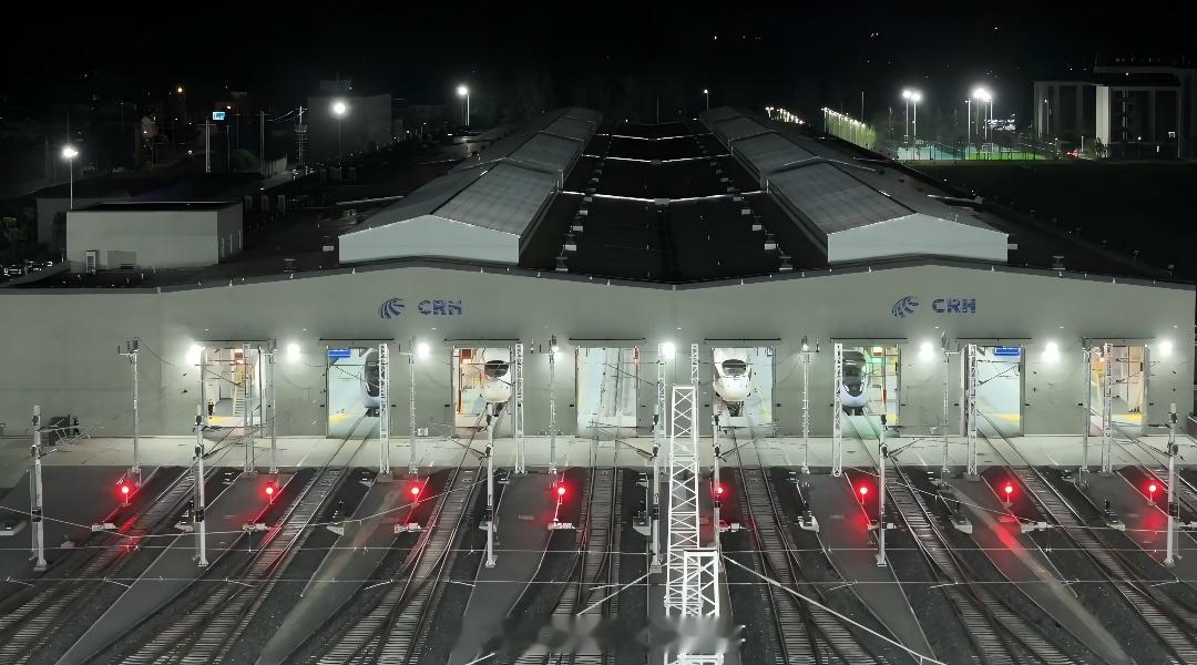 高铁头条【我国多地动车所建设新进展】都市的夜色中，一列列科技感十足的动车组列车在