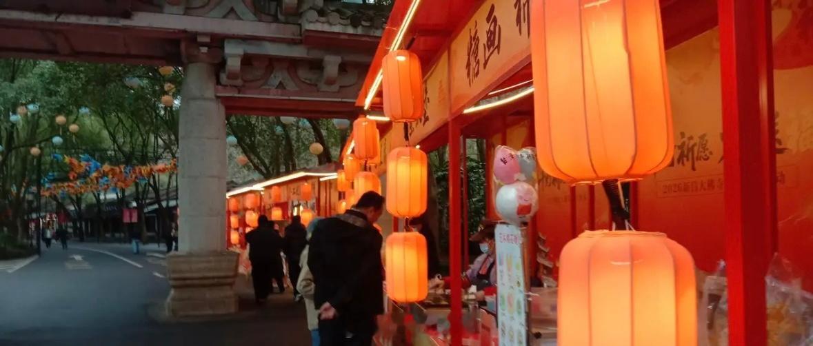 游在少人问津时       年后第一个交易日，虽然春寒料峭，但是内心还是挺温暖的