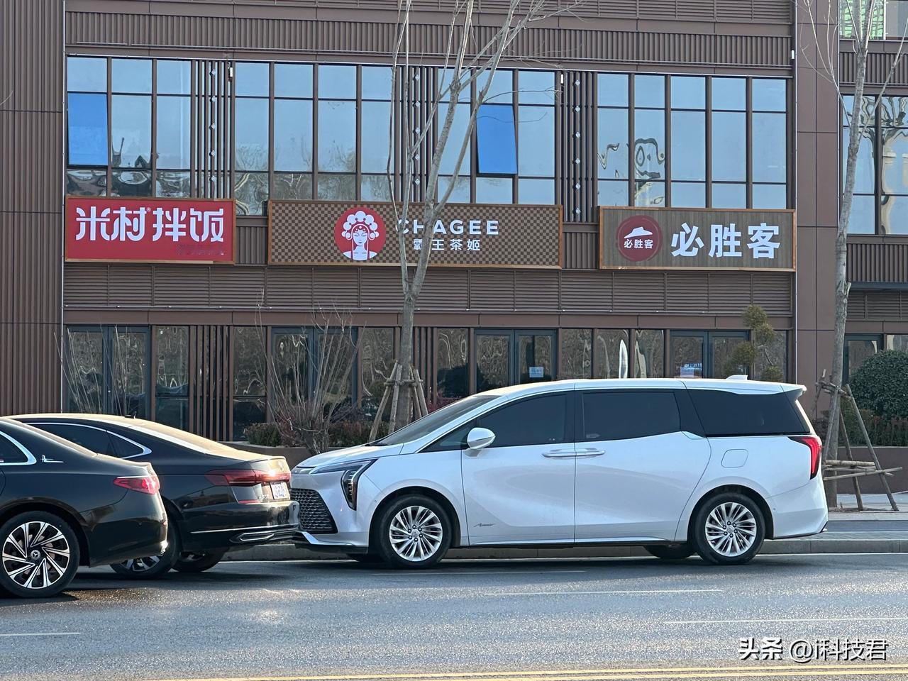 结婚需要多少钱结婚花多少钱，因人而异，因地区而异，总之都花的不少啊！我老家是这样