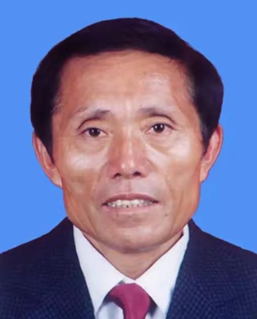 在濮阳县西辛庄村村委会门前，立着一块特殊的石碑，上面刻着九个红色大字：“当干部就