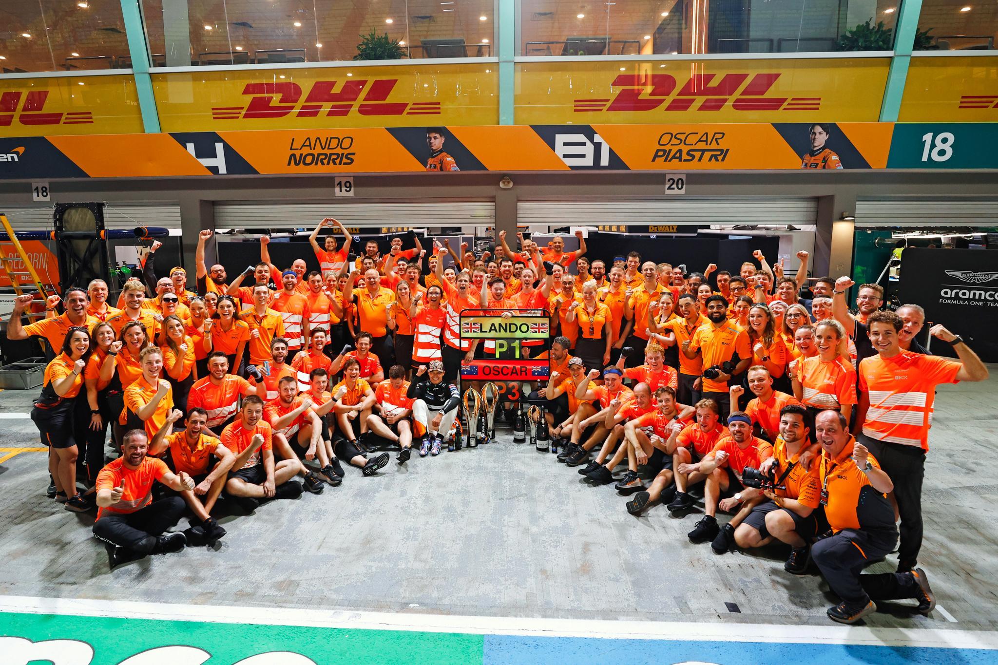 迈凯伦车队赛后大合照 庆祝诺里斯和皮亚斯特里夺得冠军和季军🎉🥳#F1##赛车