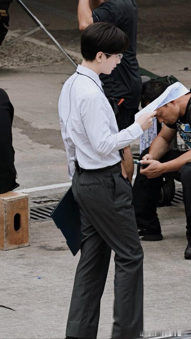 在现场认真研读剧本的成毅老师，剧本上密密麻麻都是绿色标记，如此迷人又认真的人儿，