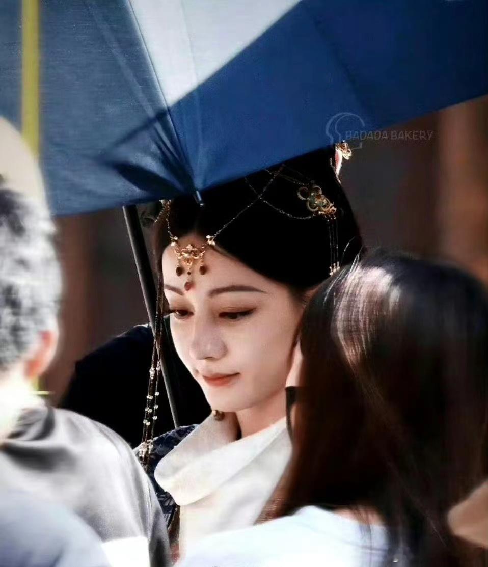 迪丽热巴终于不沉迷于她的古装了，还是这种异域风格更适合她 ​​​