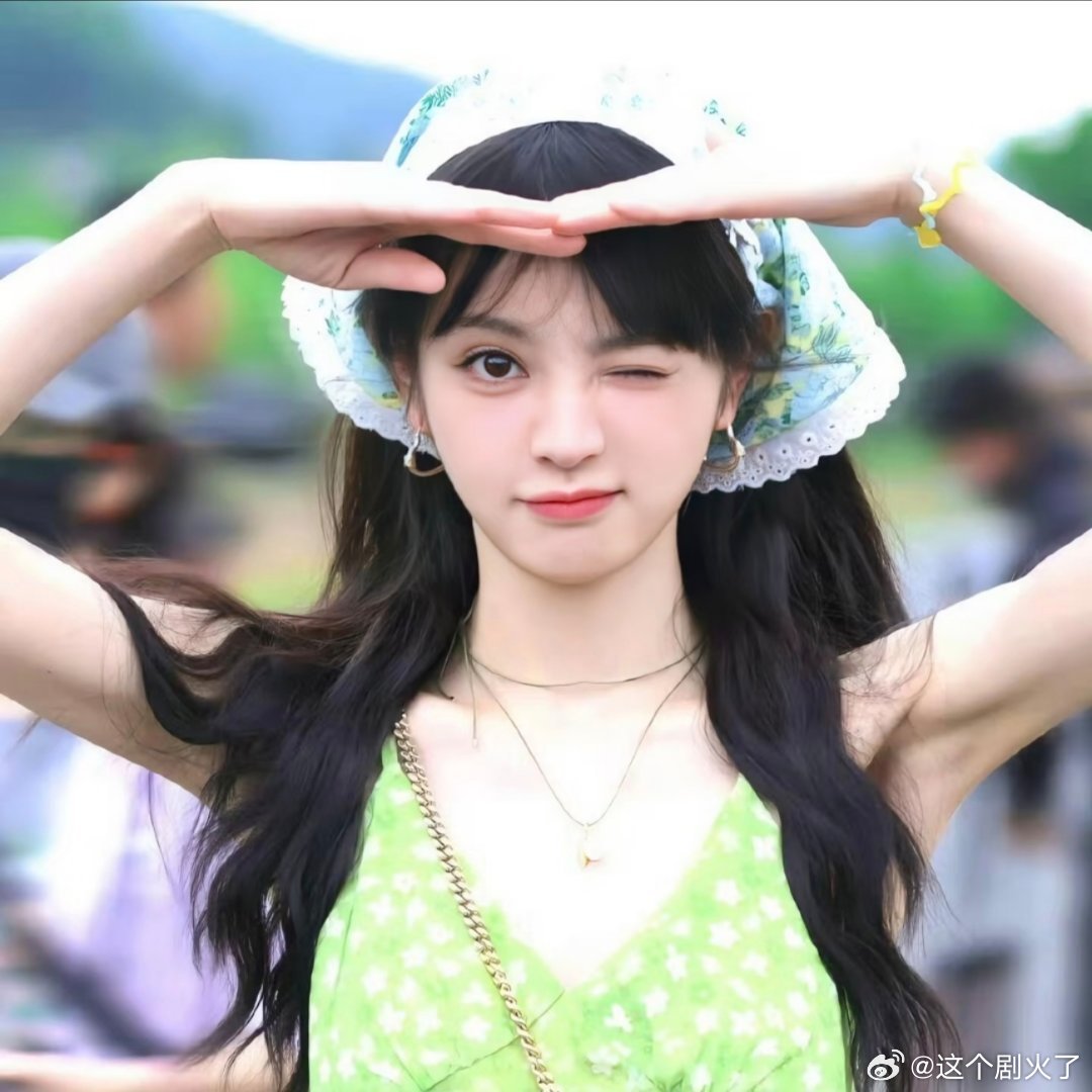 头像丨田曦薇 ​​​