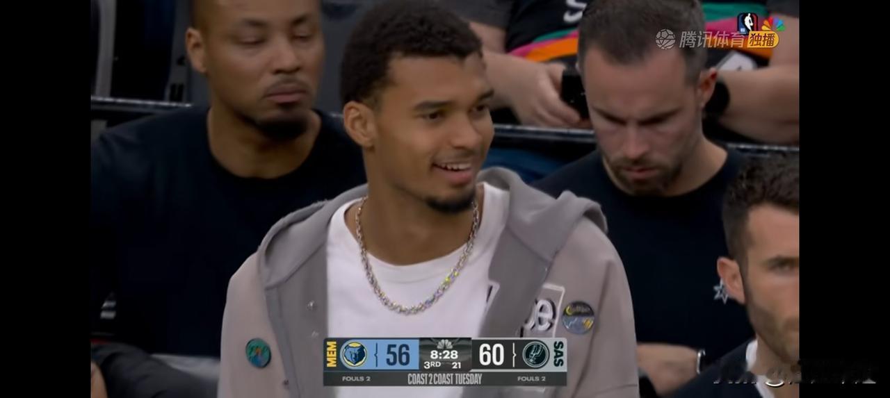 马刺111比101灰熊！福克斯26分！关键时刻老将巴恩斯连砍7分锁定比赛胜利！