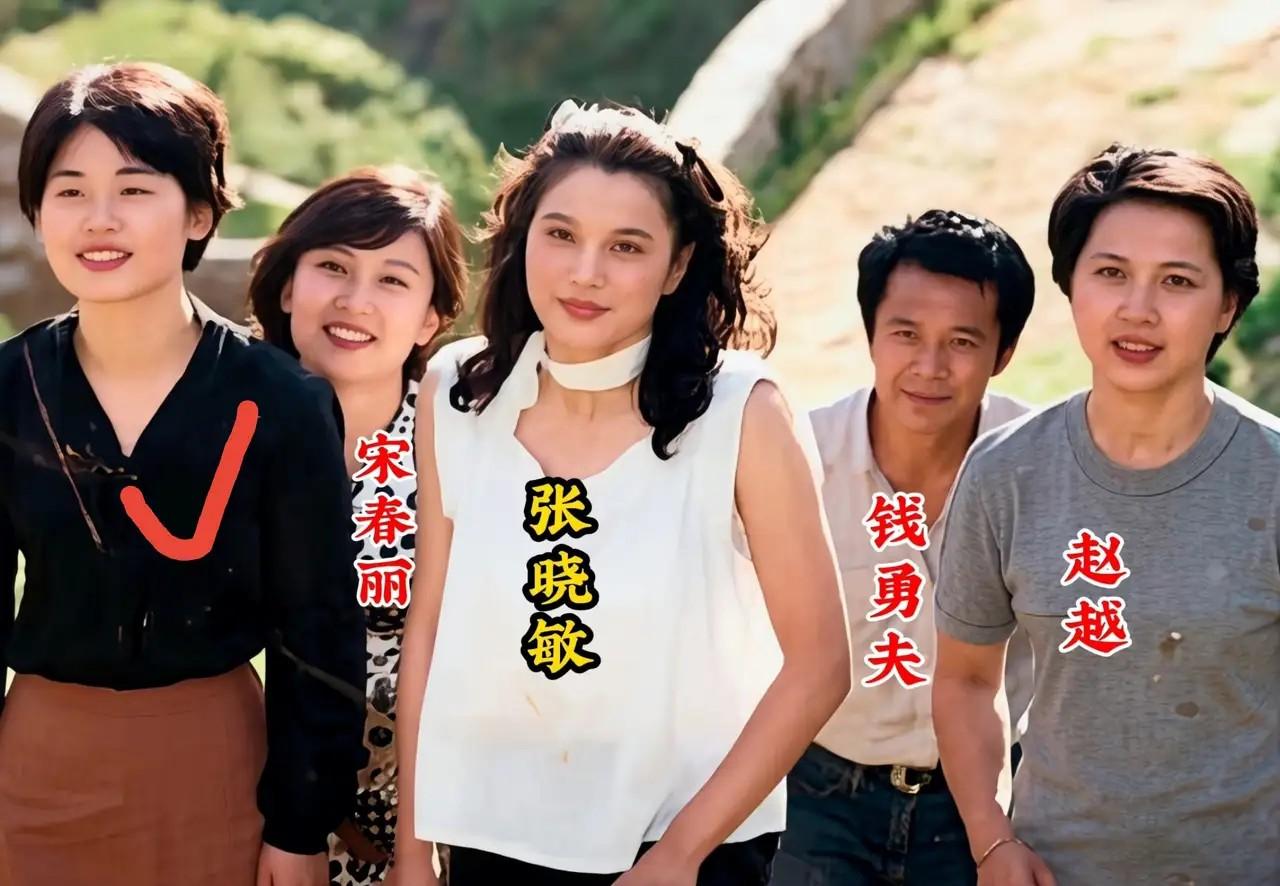穿着白色坎袖上衣，发型新潮，还是张晓敏漂亮有气质。
