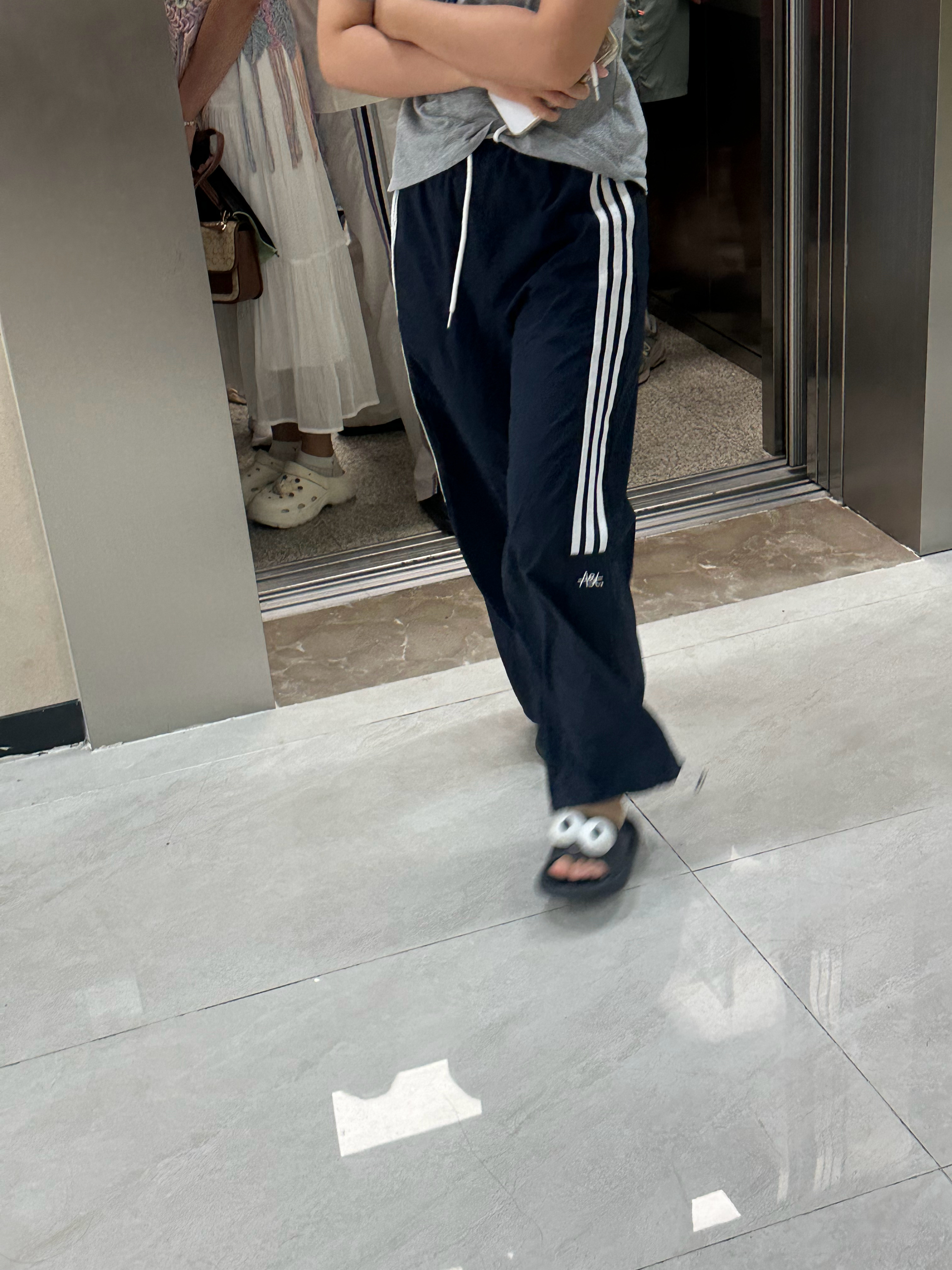 好不容易来了一趟电梯，大家蜂拥而上，结果超载了然后没人下来，等了20秒两个人不情