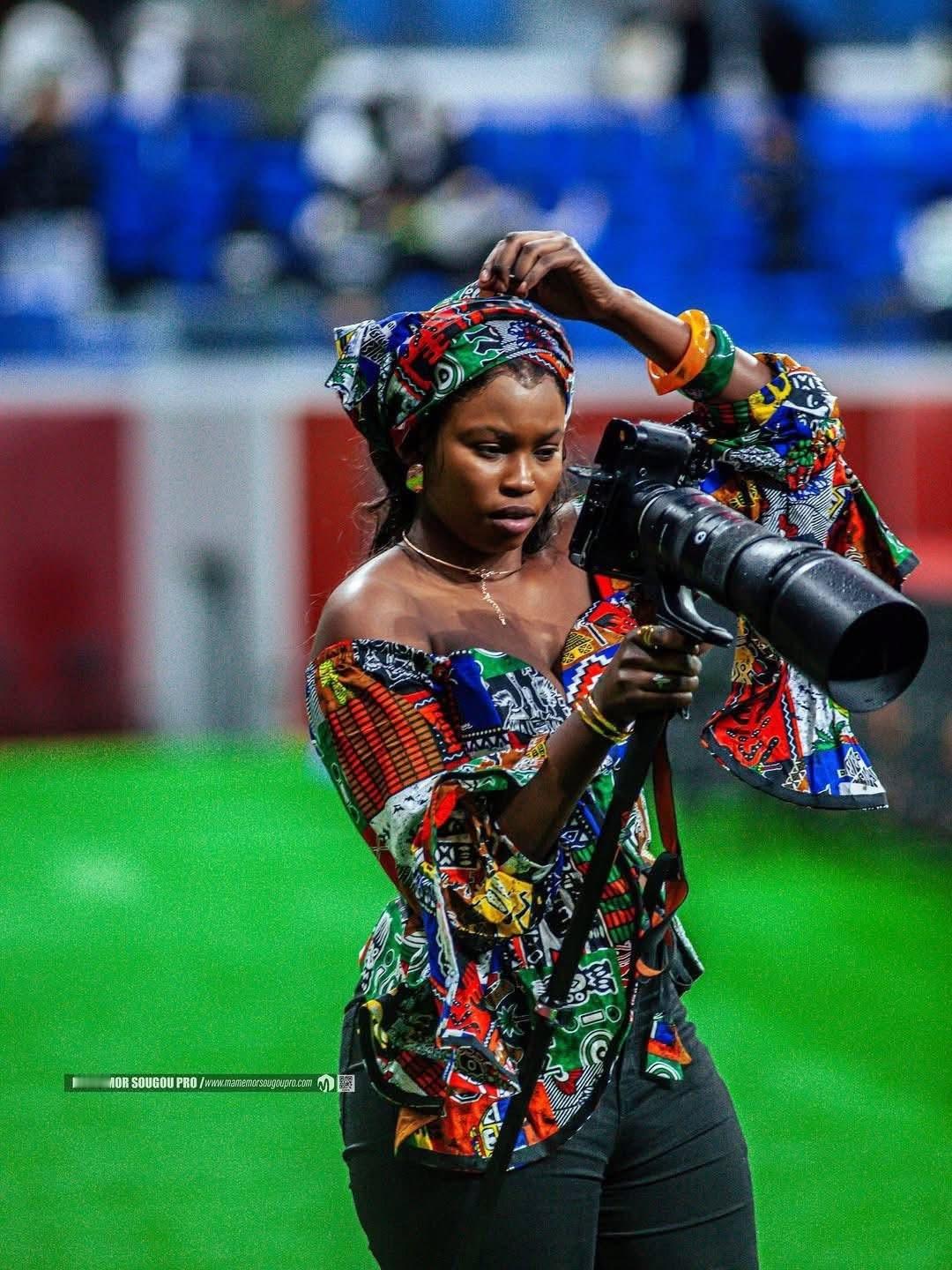 非洲盃攝影師📹🇸🇳 塞內加爾攝影師Amina Fall 喺非洲國家盃期間高
