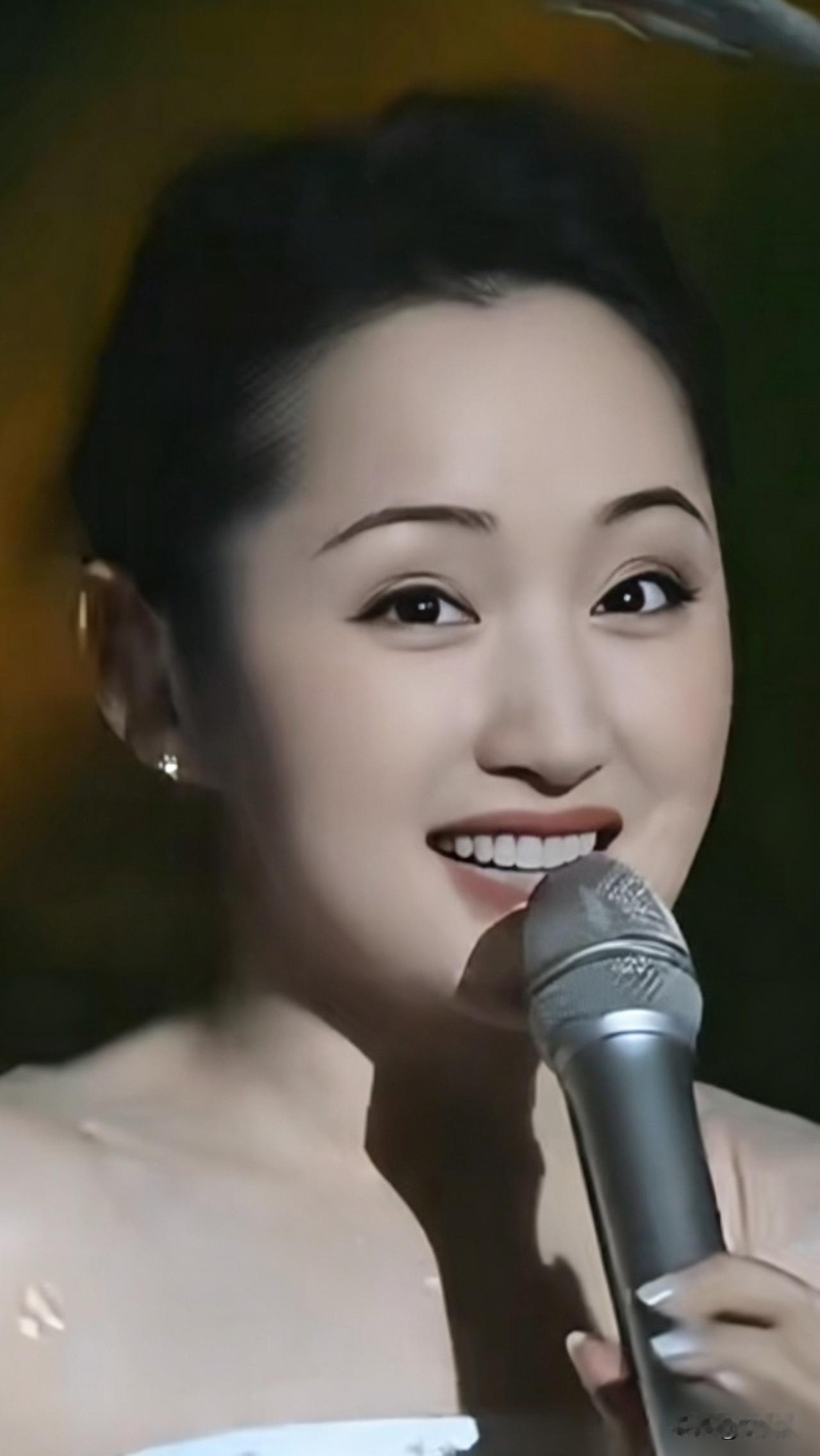 杨钰莹不愧是“甜歌皇后”，她是真的美！即便年过半百，她状态依旧绝佳。让人不得不感