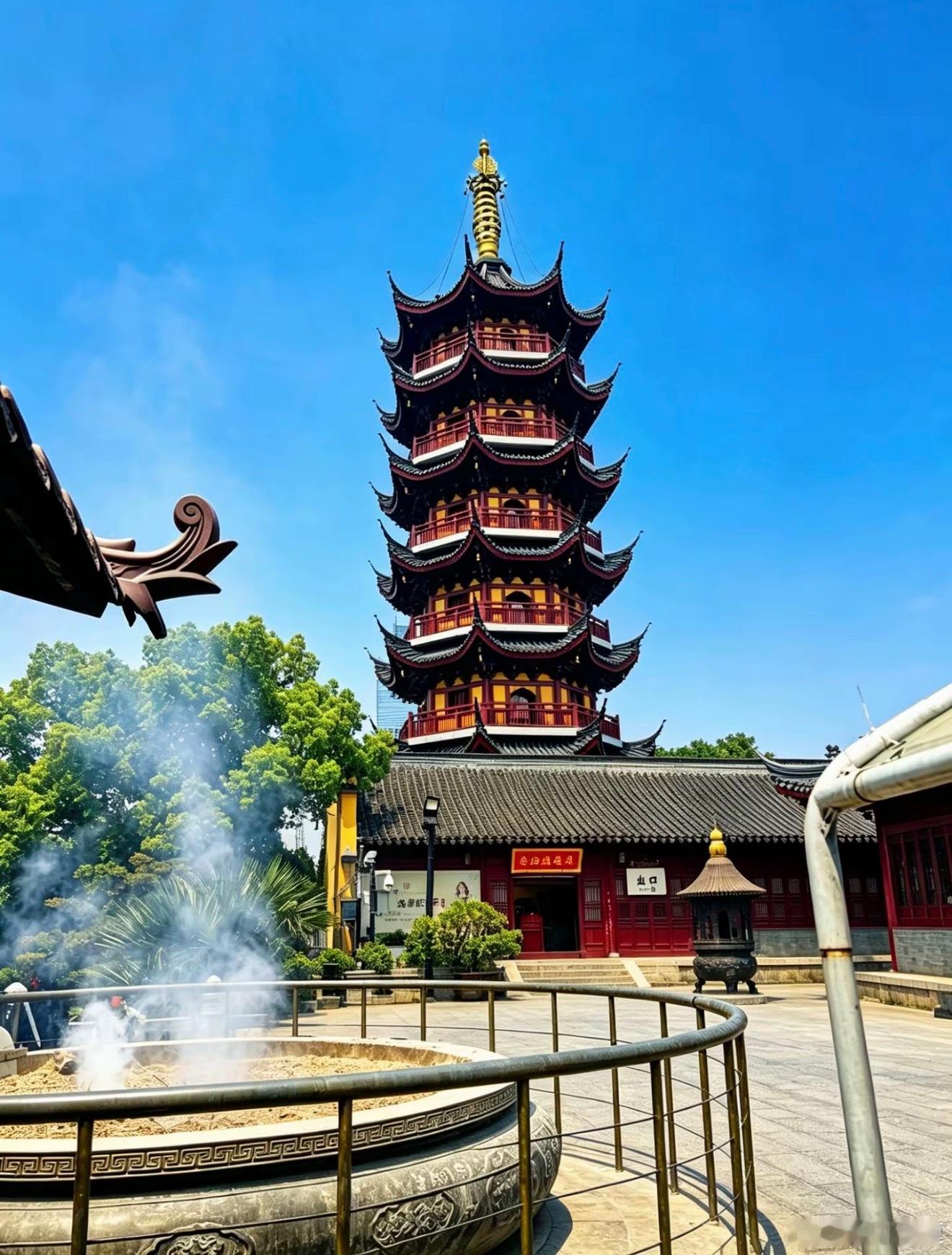 能凑在一起工作是种缘分来自五湖四海，相聚同一职场，有缘同行，便好好相处，齐心协力