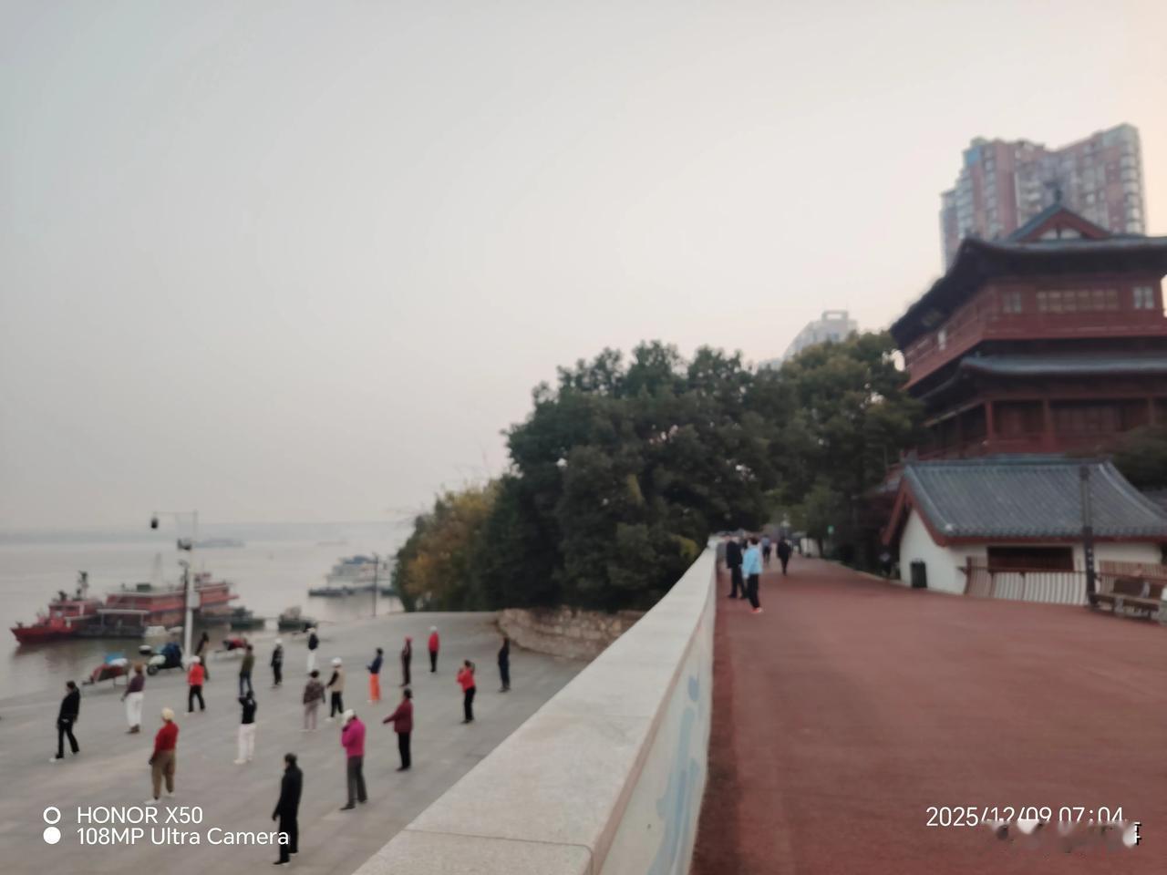 奋进江城共筑新篇长江岸边晨练“奋进江城共筑新篇”