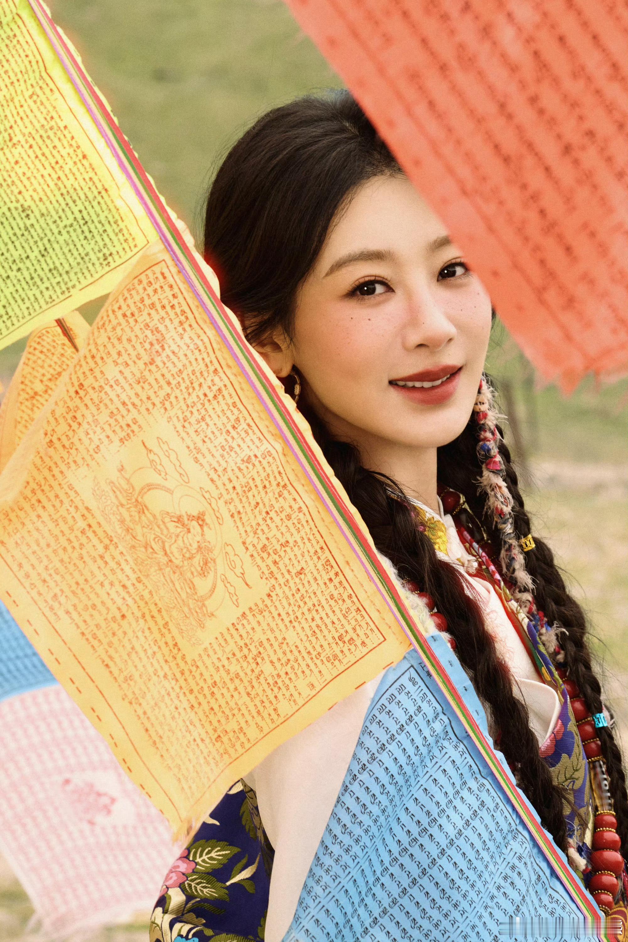 杨紫藏族少女妆经幡、草原、藏裙雀斑妆，杨紫这组藏族少女写真温柔到骨子里。 
