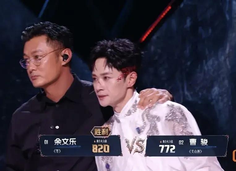 余文乐真的很拼，刚宣布离婚没有多久，就出来参加披襟斩棘的哥哥了，完全就是离婚了，