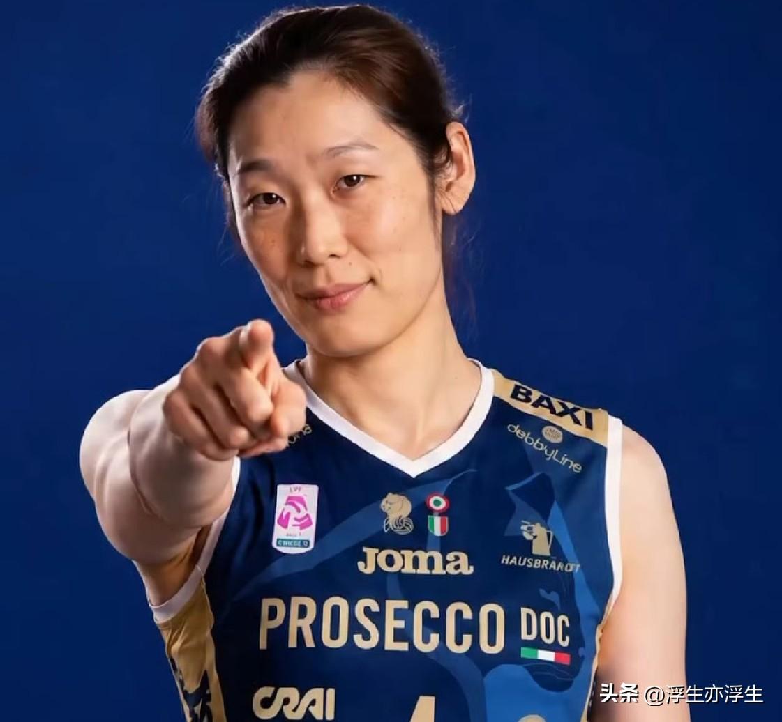 朱婷、姚迪新东家科内利亚诺新赛季战袍隆重亮相，依然是花花绿绿，依然是星光熠熠，新