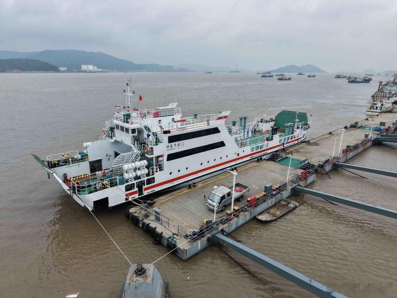 宁波人去花岙岛可以坐新渡轮了 6月15日，浙江省首艘全回转混合动力客滚船浙象汽渡