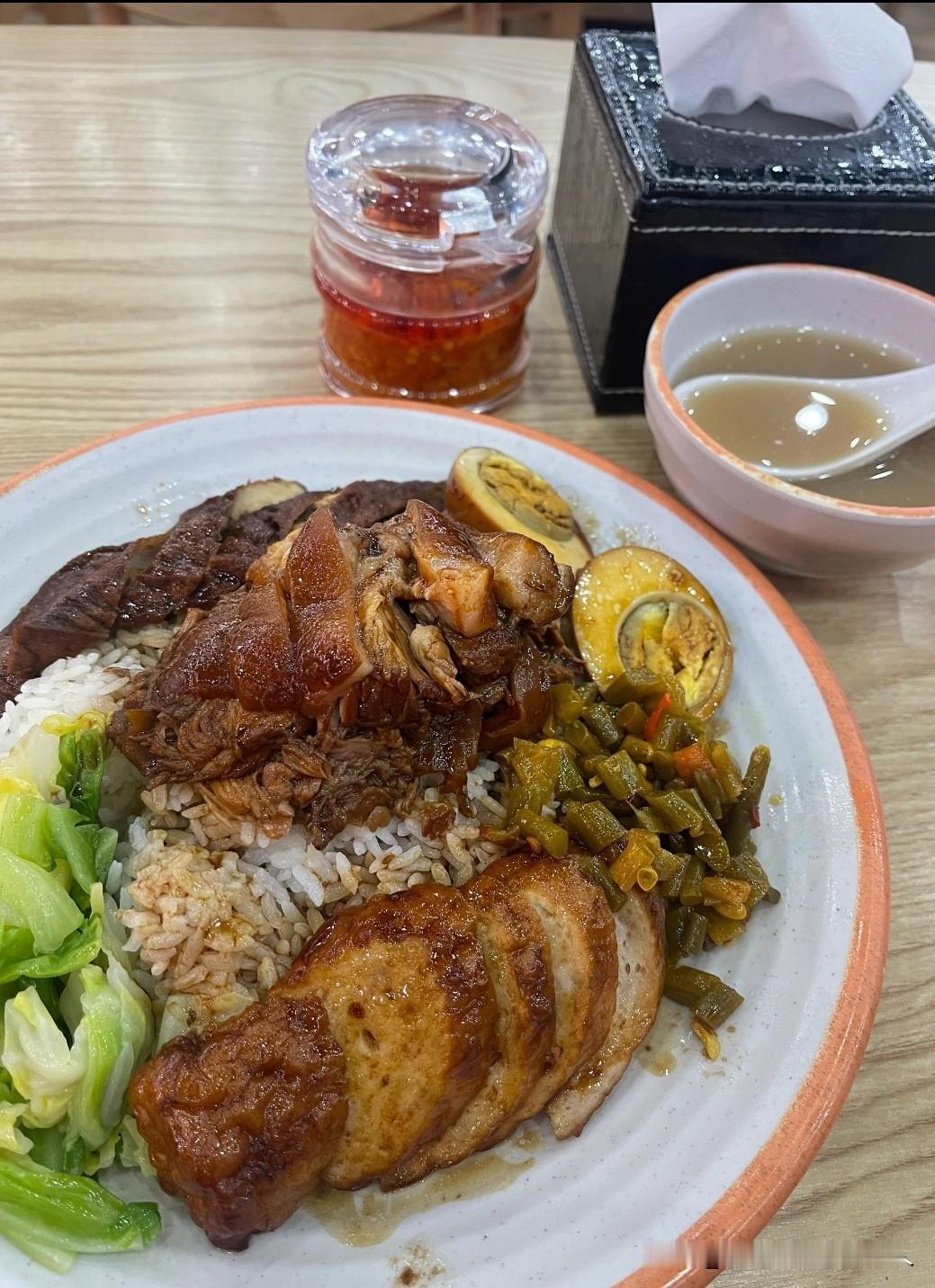 一个人也要好好吃饭呀～

今晚点了份卤肉饭，卤肉炖得超软烂，一抿就化，还有卤蛋、