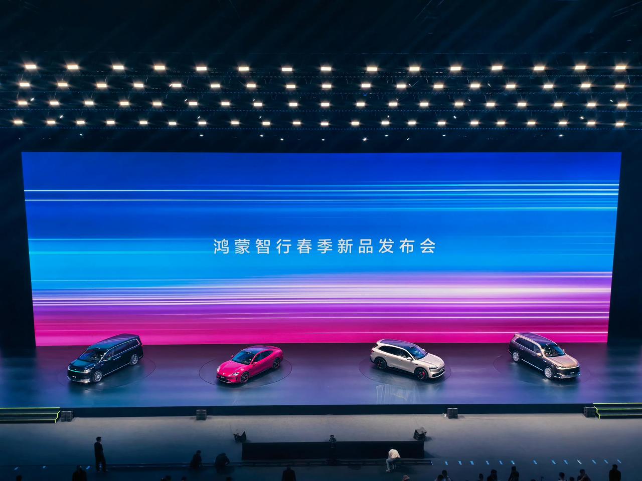 一晚上扔出五款新车
鸿蒙智行从20万打到70万，
这不是一次常规的产品更新
从年