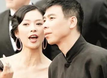 2009年，章子怡2次求演《唐山大地震》，愿意商量片酬，冯小刚却拒绝：“对不起，