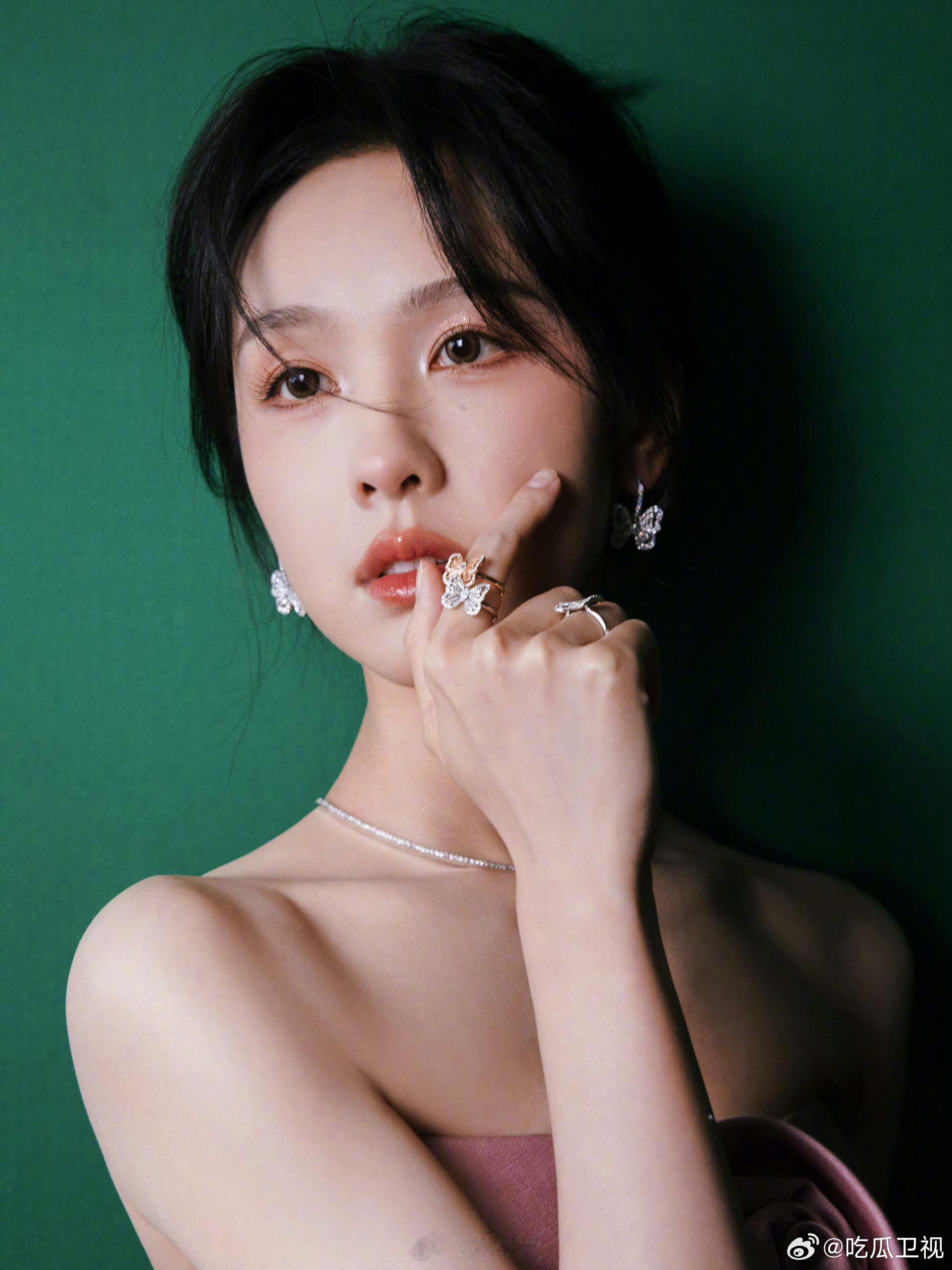 陈都灵站在那就浪漫具象化了，粉玫瑰+蝴蝶是什么幸福搭配啊！ ​​​