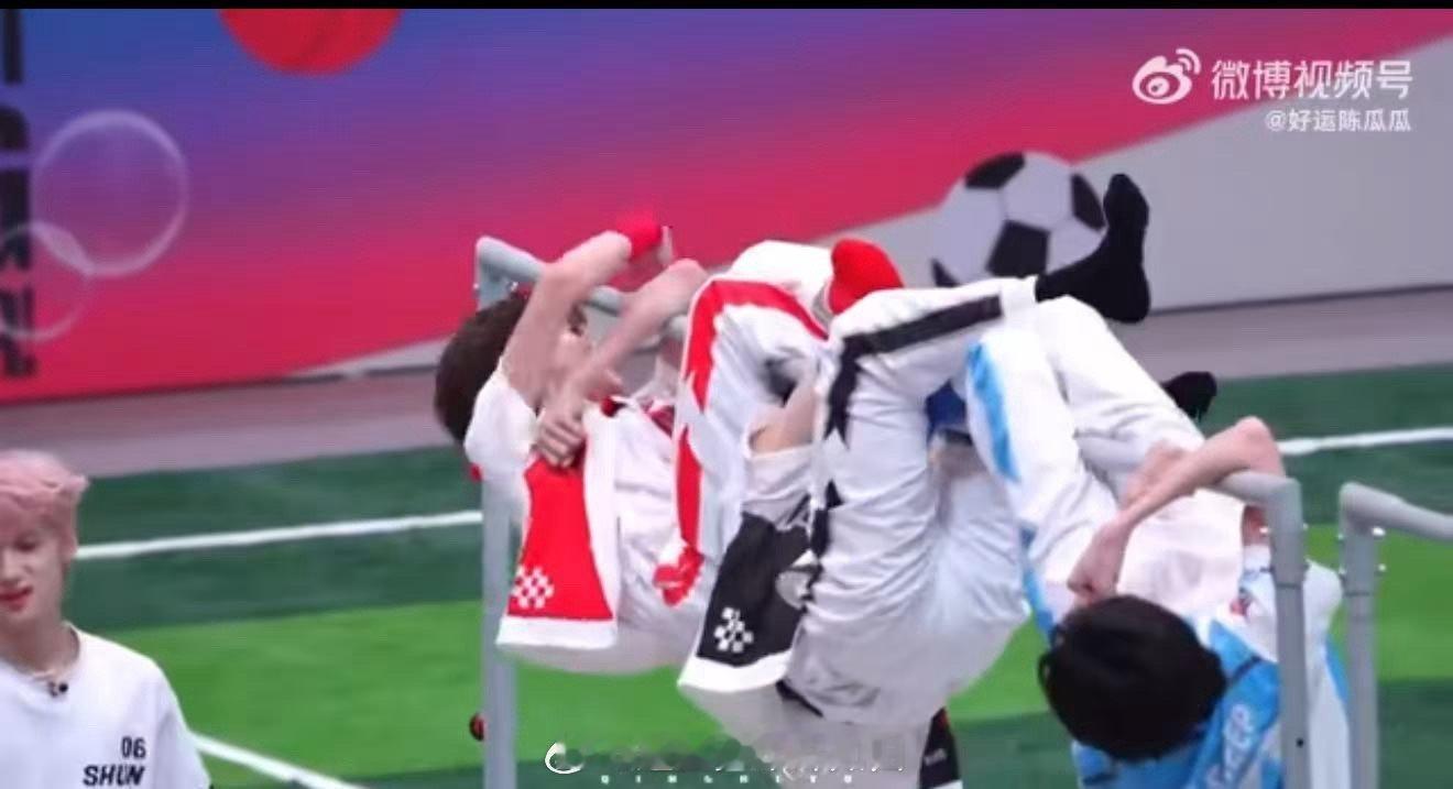 张泽禹去年下杆今年上杆 张泽禹这过杆进步太明显了！去年下腰过杆的惊艳，今年上杆的