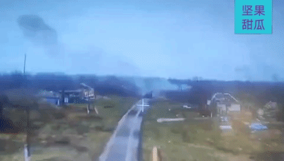 库尔斯克的一个村庄，一辆乌军的坦克好不情愿的开到前线支援，以为装了铁架子和电子干