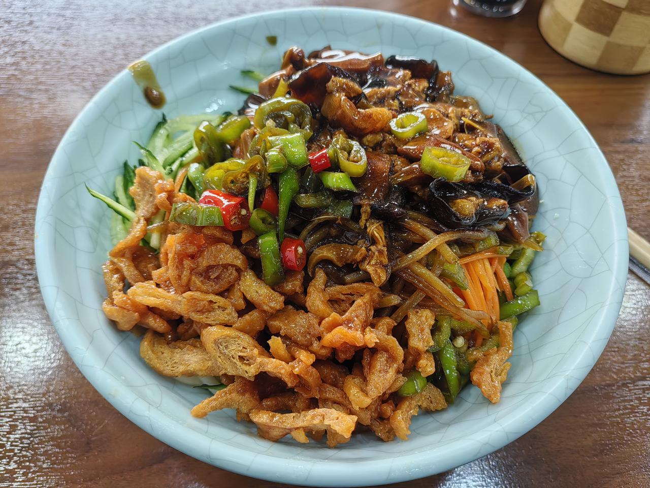 吃饱喝足，吃撑了。溜达吧。
     搬到天津市这边11年了。还没住在市区，还是