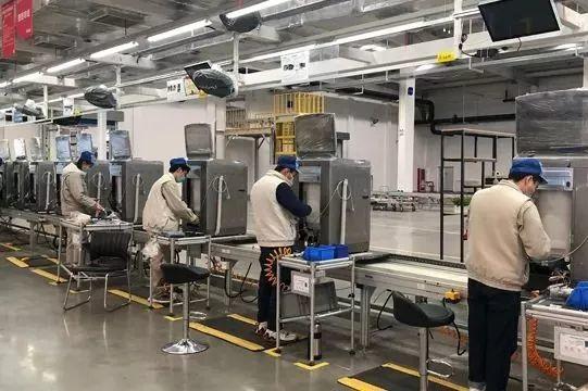 读书的意义是什么？反正最后都是进厂打工，何必浪费那么多学费。

同事聊到他的儿子