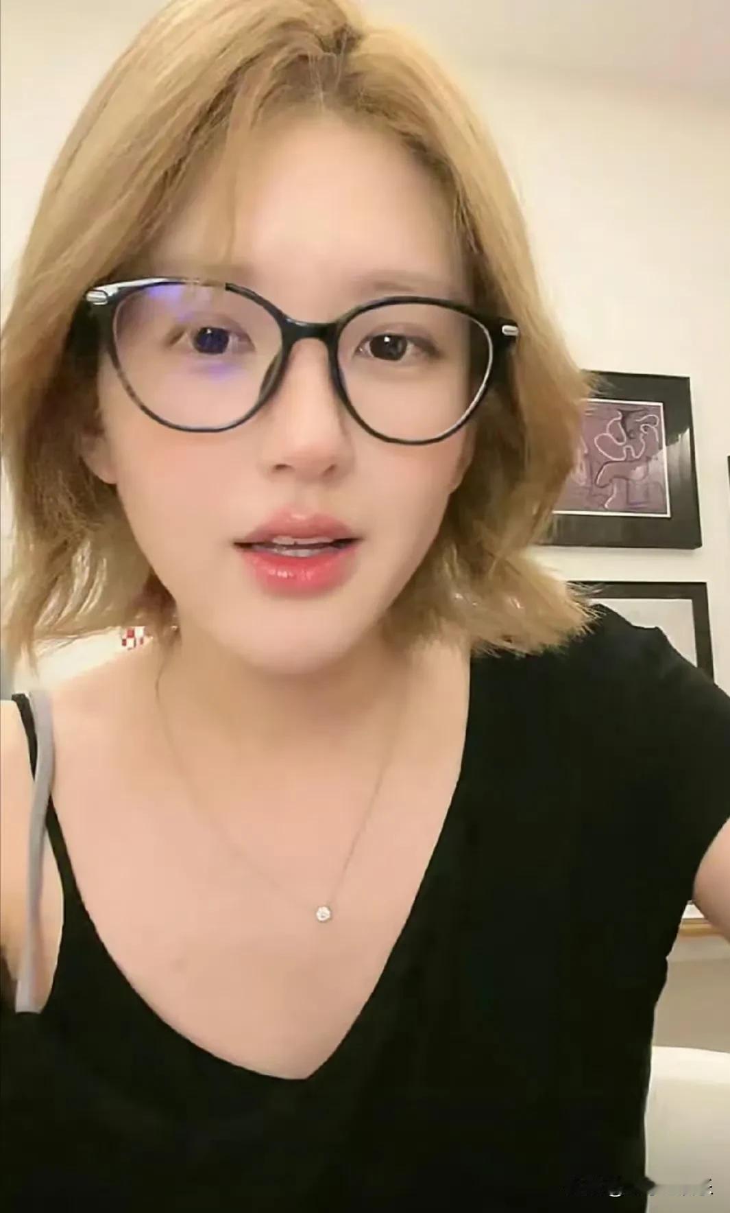 赵露思被关在酒店里驱邪？
今天赵露思在直播中透露了自己在拍摄《恋人》期间遭遇，她