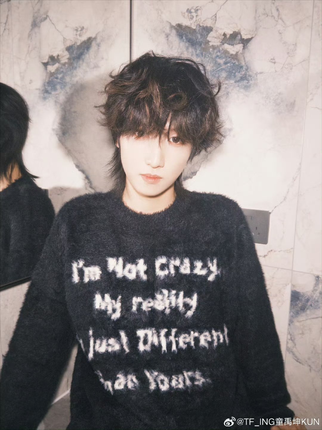 童禹坤给粉丝行王子礼 谁能拒绝这样的童禹坤！微博之夜内场给粉丝行王子礼，礼貌又浪