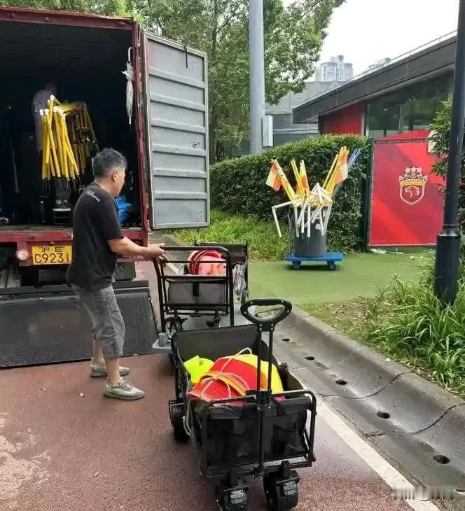 上海海港队长李昂社媒发布“再见世纪公园”引起球迷误解！
上海海港队的队长李昂在自