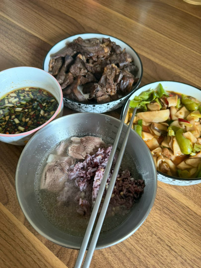 今天吃卤牛肉，排骨汤，青椒炒鸡腿菇 