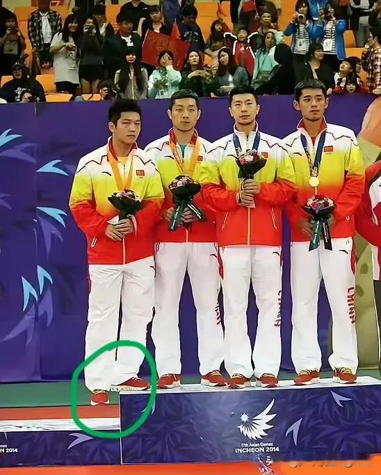 樊振东这张领奖照片绝对是国乒，领奖史上独一无二的，这站姿，一只脚悬在半空中，晃晃