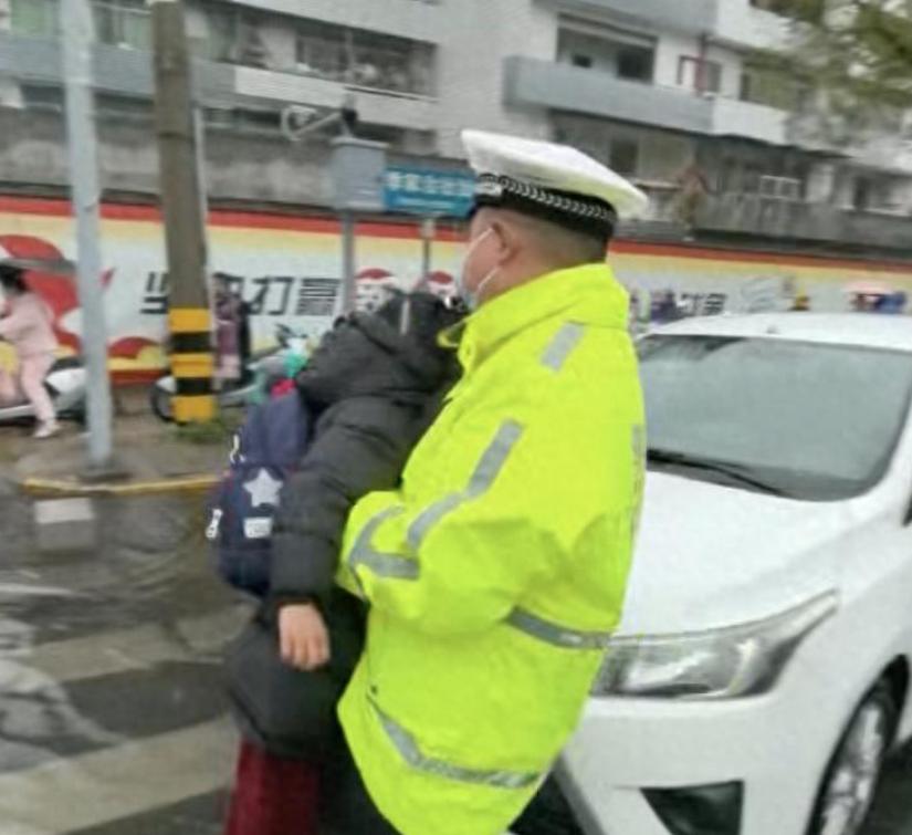 清晨积水挡路，荆州交警抱娃过积水，这一幕暖透全城
清晨一场降雨，给上学路添了麻烦